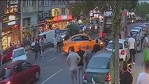 Fatih’te kendilerini almayan taksiciye saldırdılar, o anlar kamerada