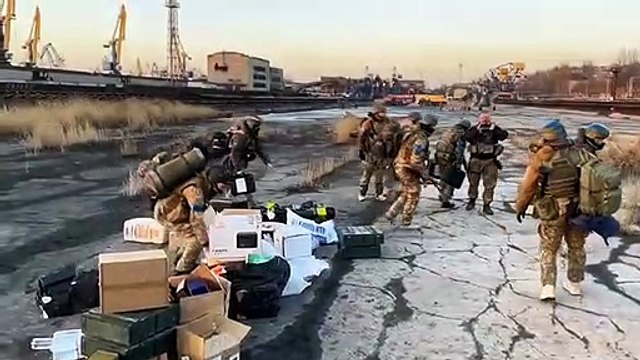 Архивные кадры высадки украинских воинов из вертолета Ми-8 в порту Мариуполя