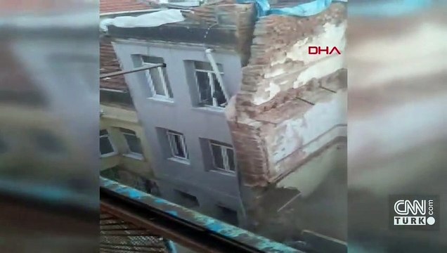 4 katlı metruk binanın duvarının çöktüğü anlar kamerada