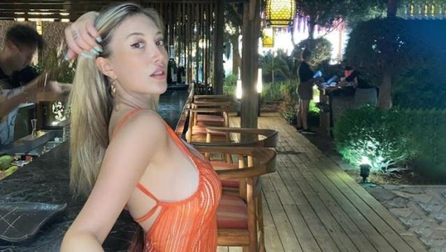 Yasmin Erbil Geri döndüm notuyla peş peşe bikinili pozlarını paylaştı