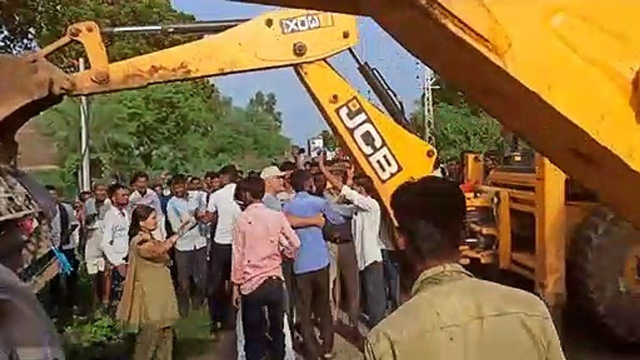 शौच करने के लिए जा रही महिला को ट्रक ने कुचला, चालक फरार
