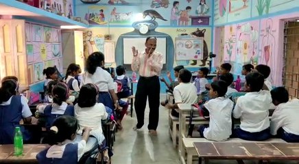 বই ছাড়াই পড়া! প্রকৃতিতেই পুঁথির খোঁজে বুদ্ধদেব দত্ত | Oneindia Bengali