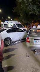 Direksiyon hakimiyetini kaybeden otomobil park halindeki araca çarptı