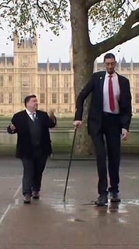 L'homme le plus grand du monde rencontre l'homme le plus petit