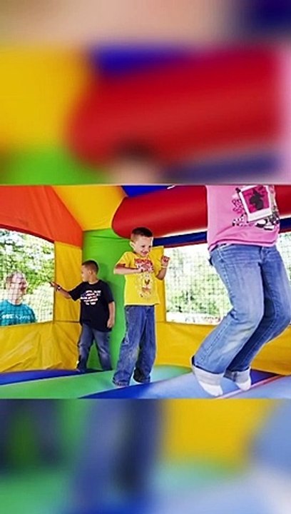 Cette maison gonflable s'est envolée avec trois enfants à l'intérieur ! #shorts