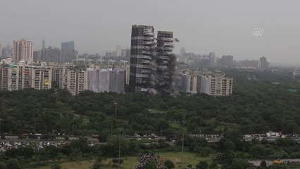 Hindistan'ın "ikiz kule"si patlayıcıyla yıkıldı