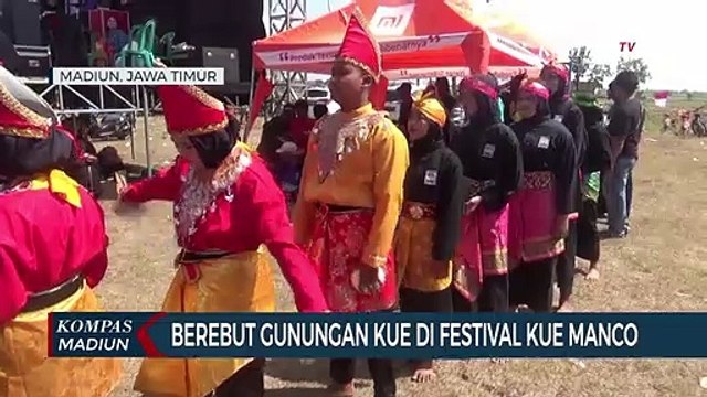 Berebut Gunungan Kue Di Festival Kue Manco