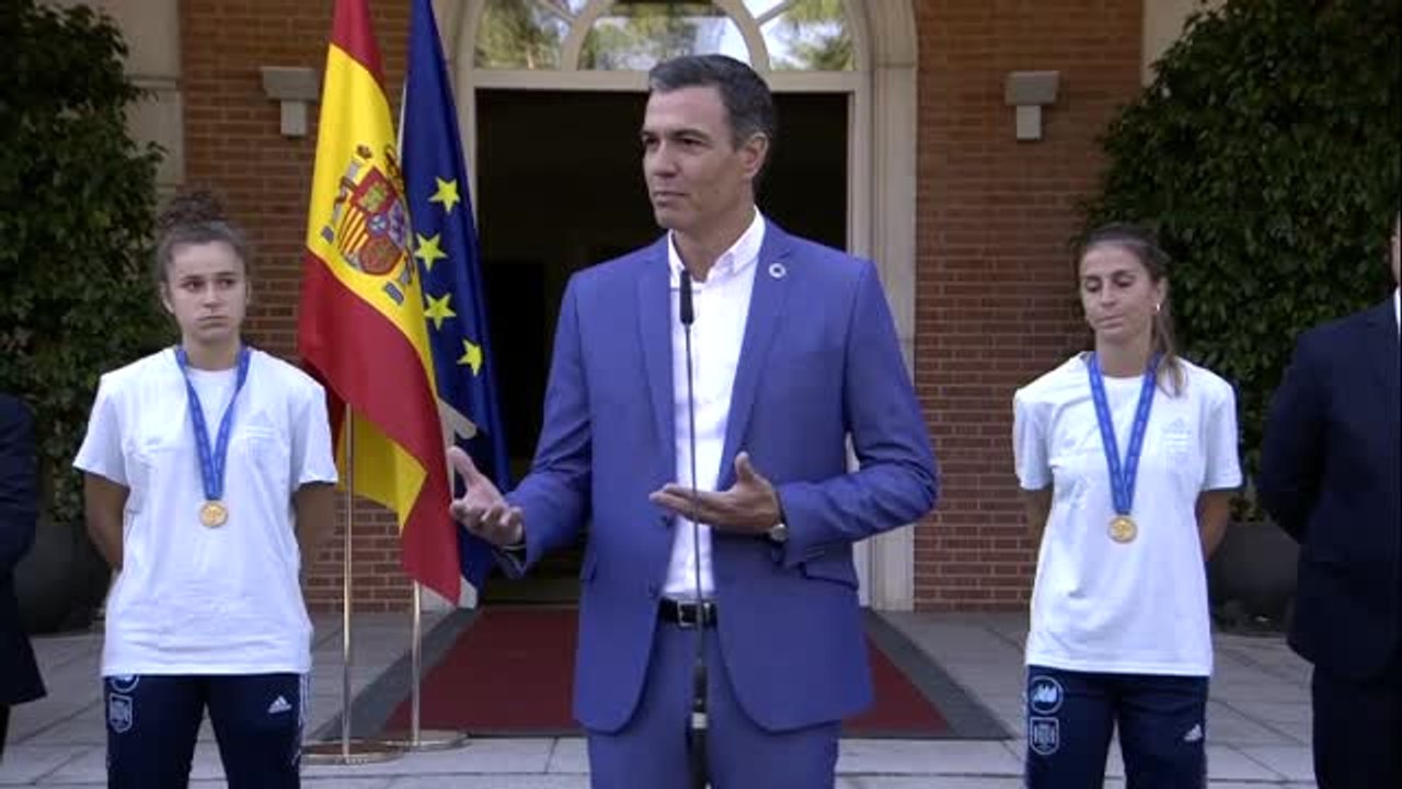 Pedro Sánchez expresa ante las campeonas del mundo sub 20 su compromiso por "dignificar el deporte femenino"