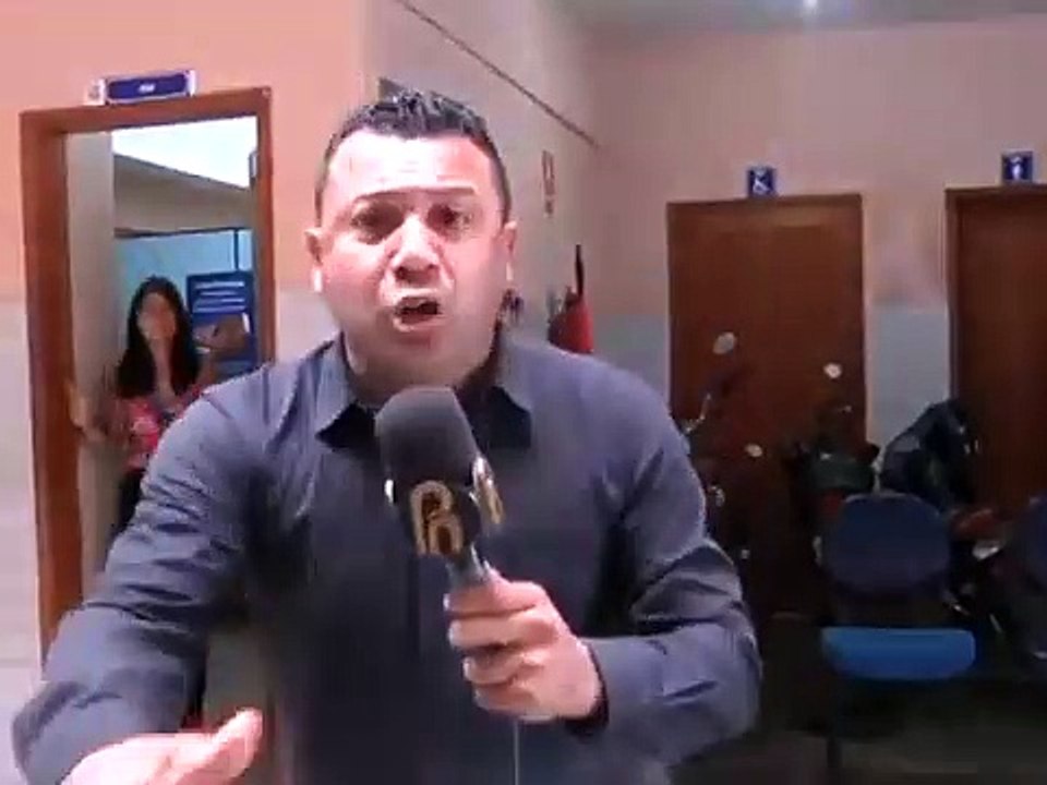 Un journaliste a un peu de mal à interviewer un détenu (Brésil)
