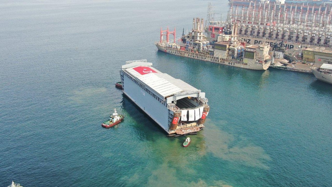 Dünyada kendi sınıfında tek olan denizaltı havuzu suya indirildi
