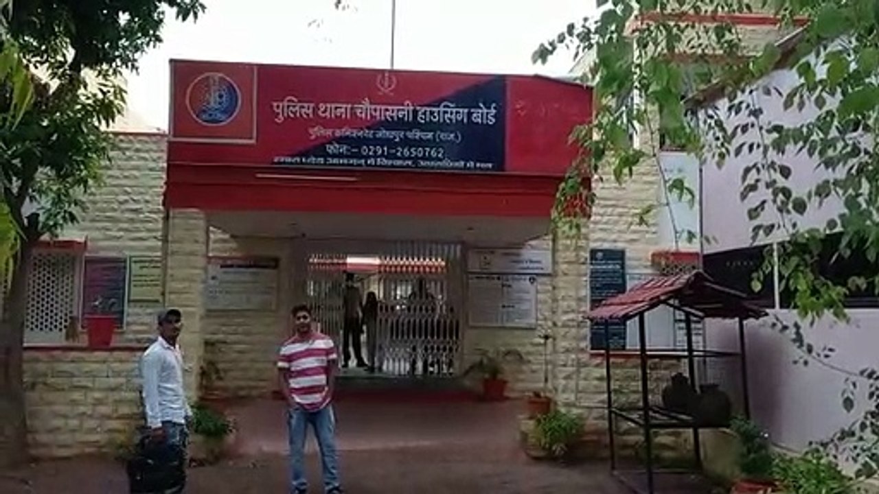 कार के बोनट पर गिरा कांस्टेबल, चालक ने डेढ़ किमी भगाई कार