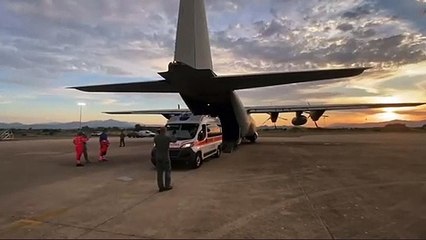 Paziente in pericolo di vita, l'ambulanza viene caricata sull'aereo militare