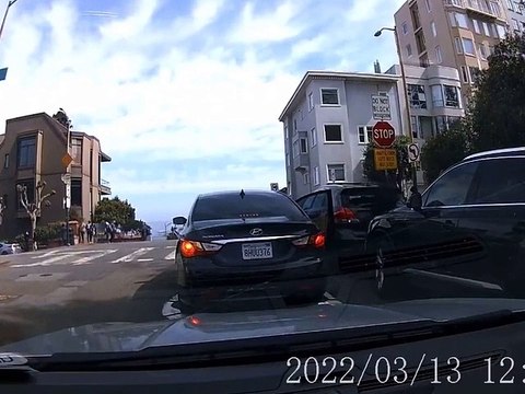 En pleine journée ils cassent la vitre arrière d'une voiture pour voler des sacs