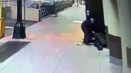 Il offre son manteau à un SDF et se fait agresser en retour