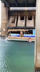 Ils arrêtent leur bateau sous un pont basculant