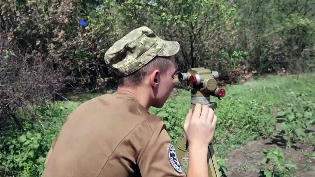 جنود أوكرانيون يطلقون صواريخ من موقعهم في إقليم دونيتسك