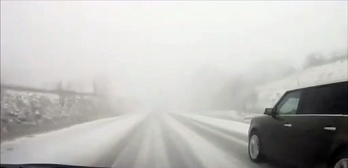 Un automobiliste évite toutes les voitures pendant un carambolage