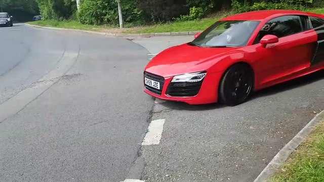 Un automobiliste fait le malin en Audi R8 dans un rond point