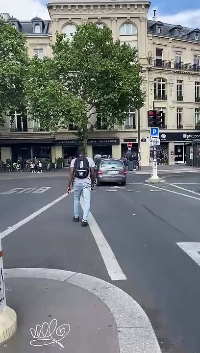 Un automobiliste renverse un livreur Deliveroo et prend la fuite avec le vélo sous sa voiture