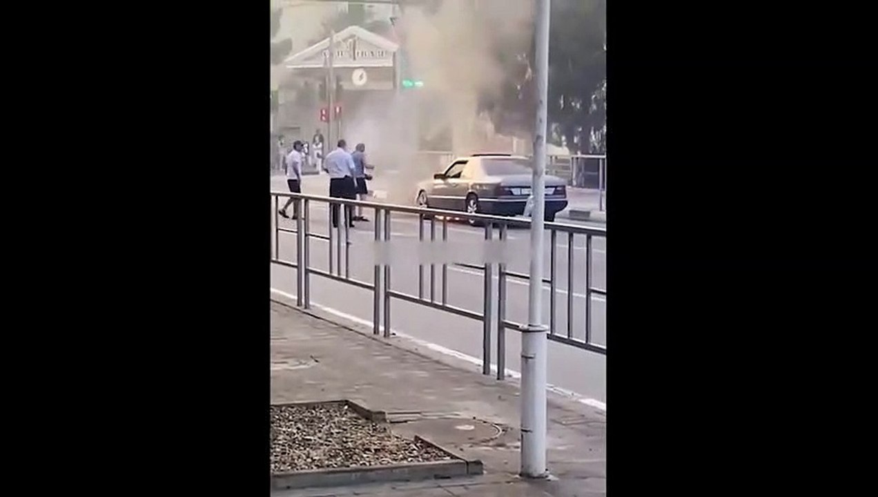 Un boulet fait tomber un extincteur en voulant éteindre le feu d'une voiture