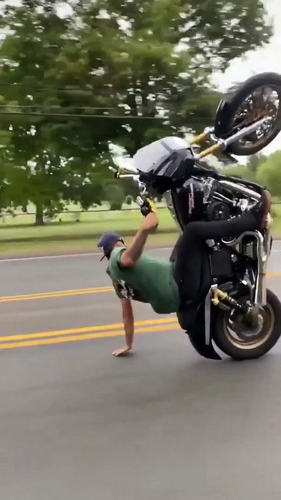 Un motard fait des wheelings en... Harley-Davidson