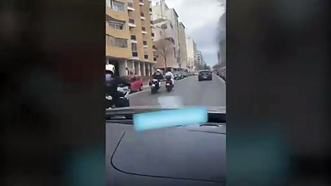 Un policier à moto se jette sur un jeune à scooter pour le faire tomber