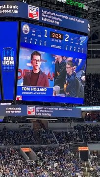 Une caméra cherche les sosies de célébrités parmi les spectateurs pendant un match NHL