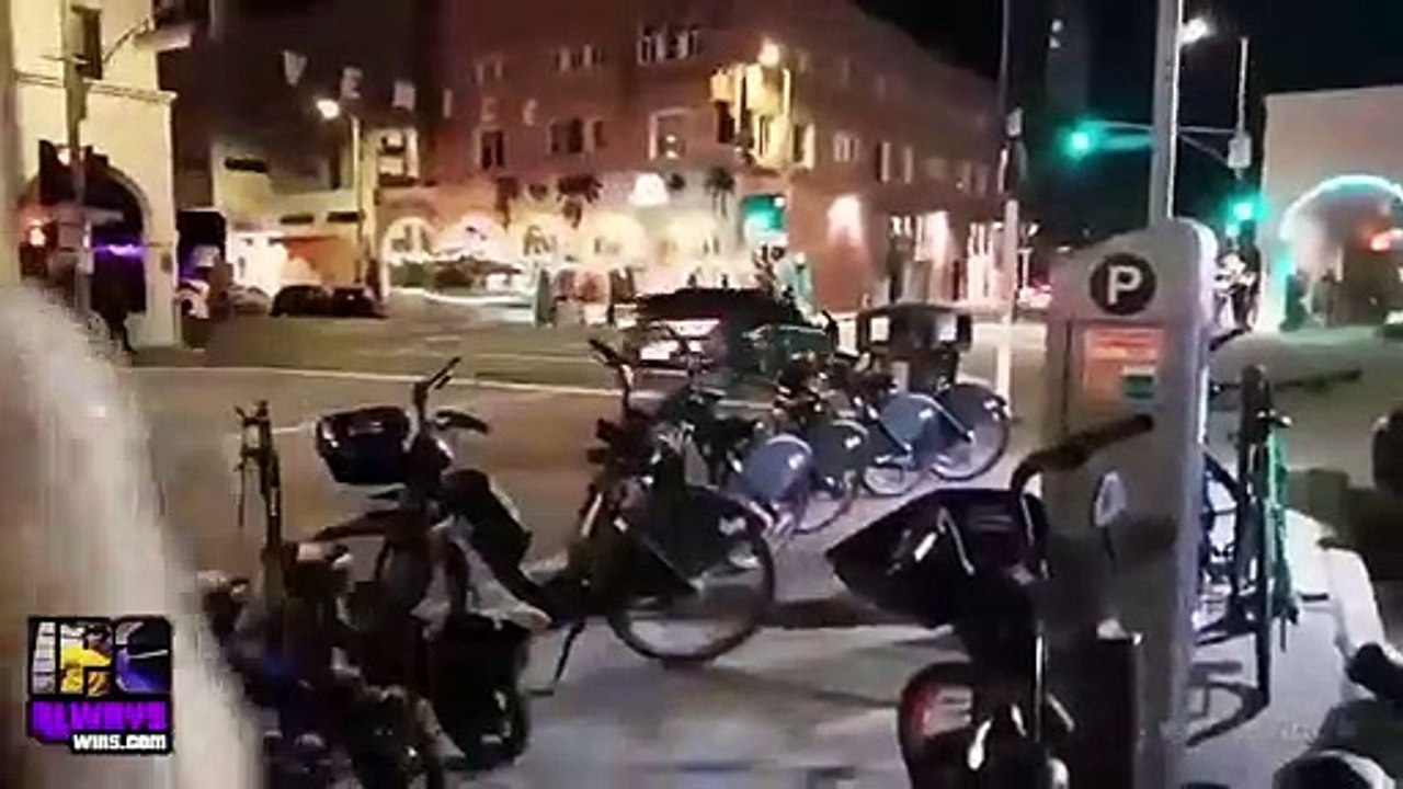 Une fille agressive s'en prend à un streamer et se fait gazer