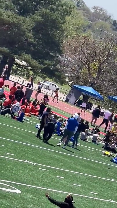 Une fillette perd sa chaussure au départ d'un 200 mètres et fait une remontée spectaculaire