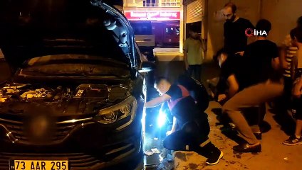 Araç içine sıkışan kediye ilginç kurtarma yöntemi