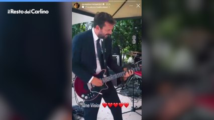 Cesare Cremonini suona al matrimonio del suo amico Ballo