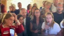 Il karaoke di Giorgia Meloni in Puglia: 'Io vagabondo' nella masseria con i suoi candidati