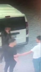 ARNAVUTKÖY'DE ÇALDIKLARI MOTOSİKLETLE SAHİBİNE YAKALANDILAR