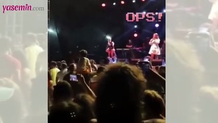 Demet Akalın sahnede kendisine lazer tutan izleyicisine küfür etti!