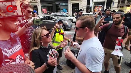 New York'ta bir kişi, vegan aktivistlerin karşısına geçip şiş kebap yedi