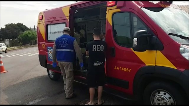 Motociclista sofre queda ao passar por óleo derramado e fica ferida, na Rua Ipanema