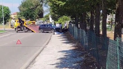 Télécharger la video: Incidente mortale a Fano, muore centauro di 42 anni