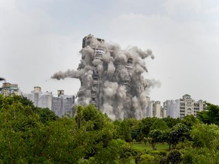 Twin Tower Demolish: क्यों गिरानी पड़ी बनी बनाई इमारत ? किसने रखी भ्रष्टाचारी टावर की नींव?