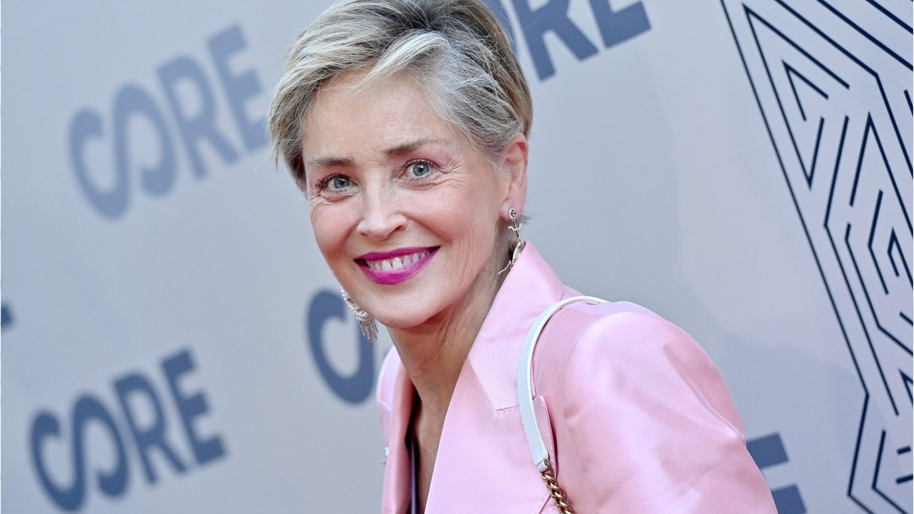 GALA VIDÉO - PHOTO - Sharon Stone sculpturale : à 64 ans, elle pose en bikini et affiche son corps de rêve