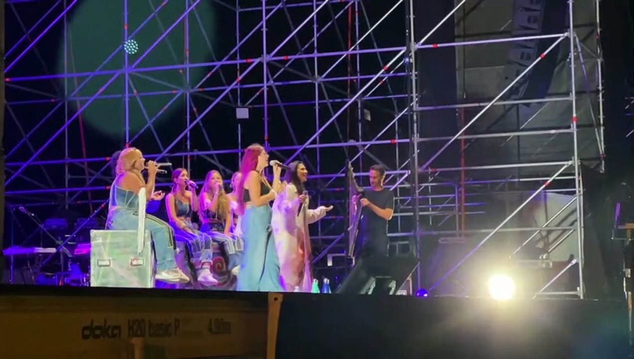 Elisa canta con Sophia