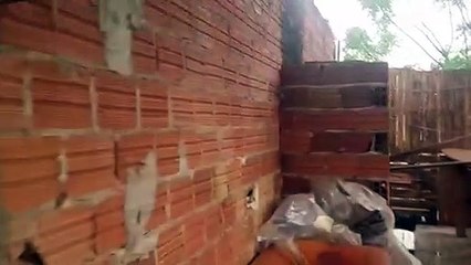 Viga e telhas de residência pegam fogo durante churrasco no Santa Felicidade