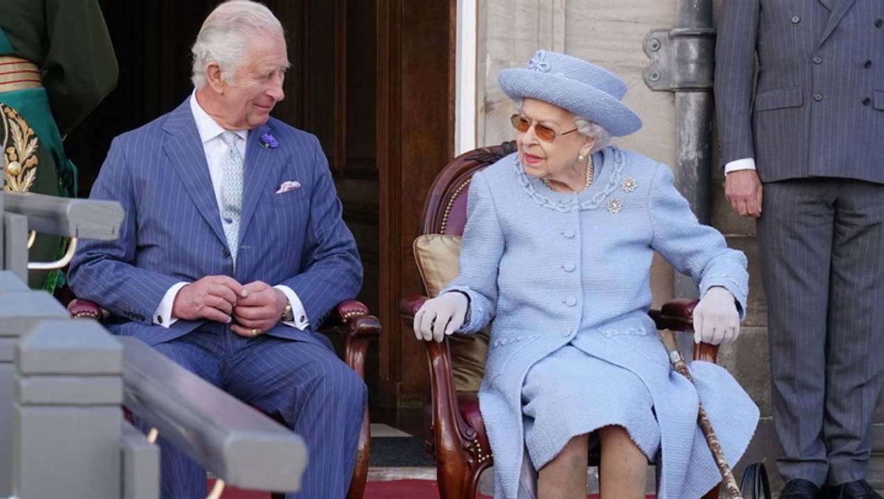 Prinz charles regelmäßig bei queen: sorgt er sich um seine mutter?
