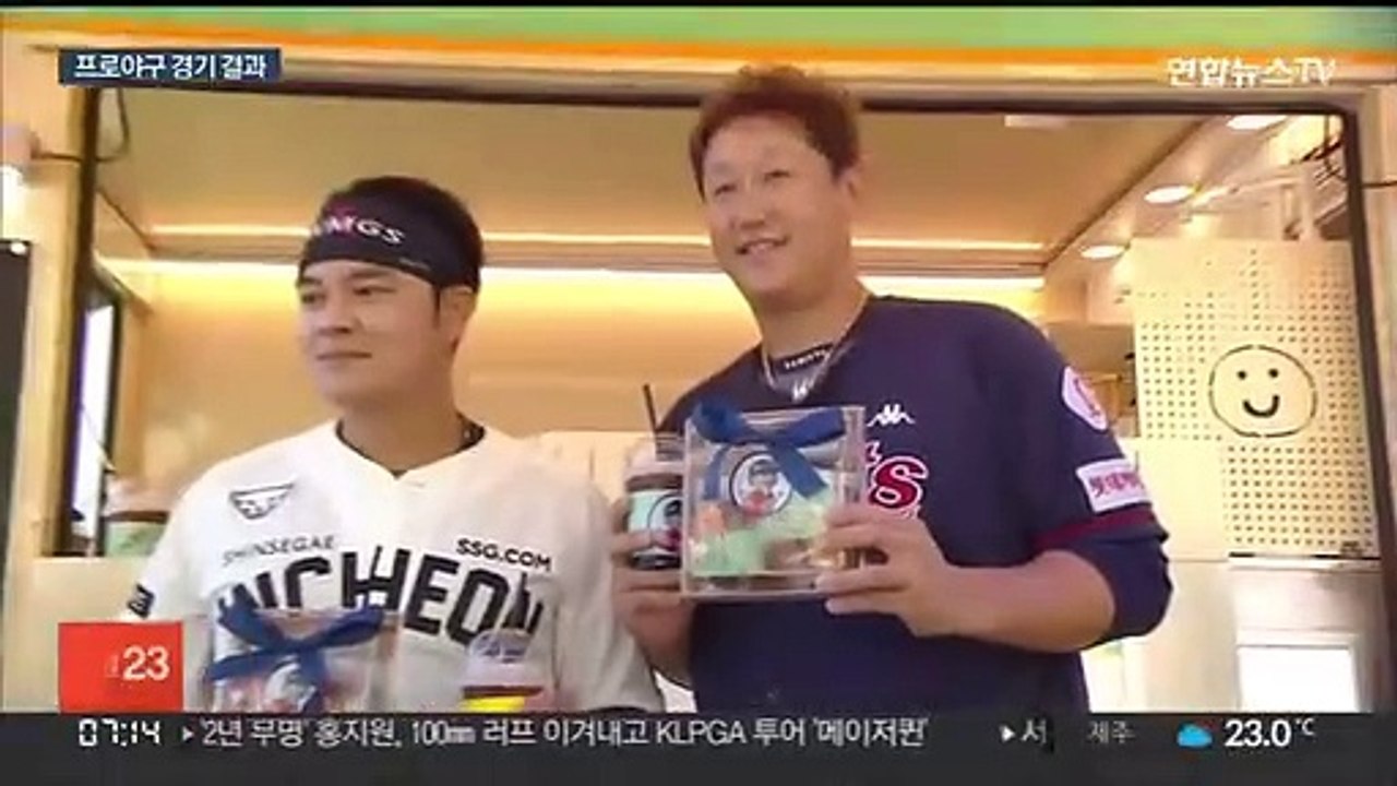 "친구야 봤지?" 이대호, 추신수 앞 역전 홈런 폭발