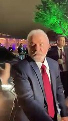 Ex-presidente Lula chega ao debate da Band e cumprimenta aliados