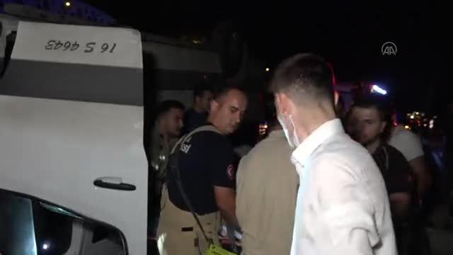 Devrilen minibüsün sürücüsü yaralandı