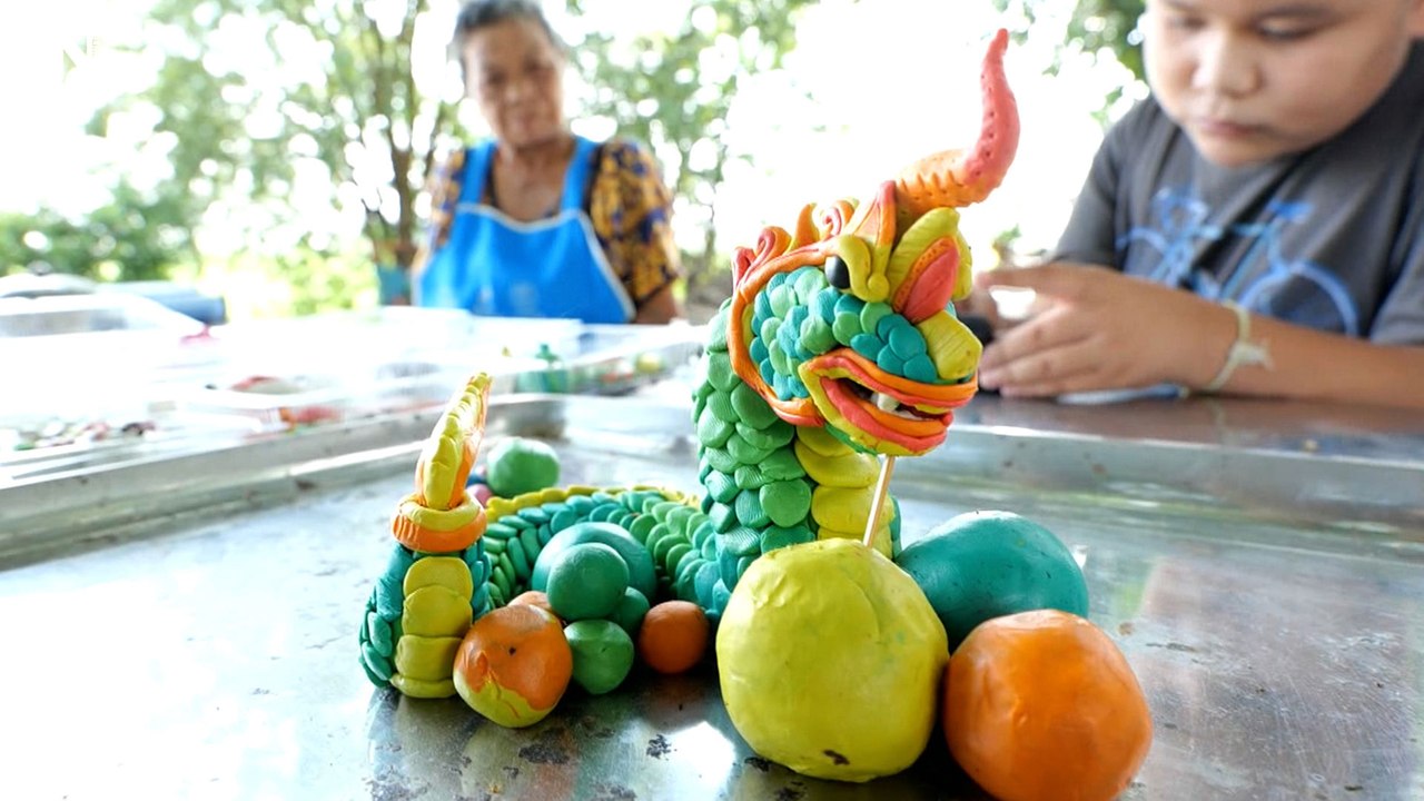 ปั้นจากจินตนาการ  “น้องโฟร์วิล”ยอดฝีมือปั้นพญานาคจากดินน้ำมัน