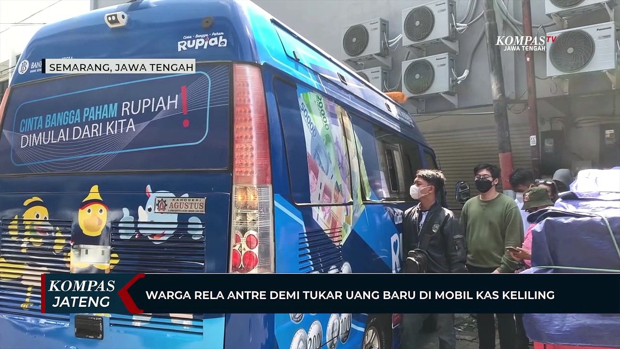 Warga Rela Antre Demi Tukar Uang Baru di Mobil Kas Keliling