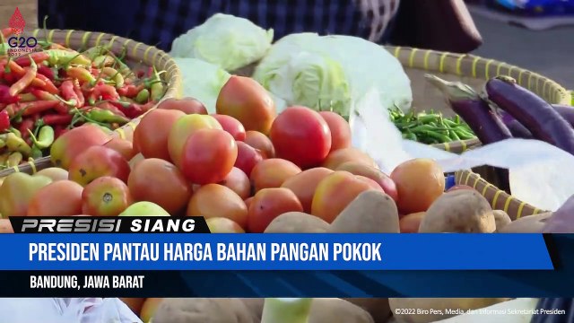 Presiden Joko Widodo Berikan Bantuan Sosial Di Pasar Cicaheum