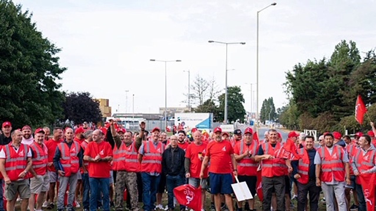 Garbage piles in Scotland raise health concerns amid strikes