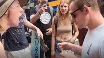 Bu kadarı pes dedirtti! New York'ta bir vatandaş eylem yapan vegan aktivistlerin karşısına geçip şiş kebap yedi